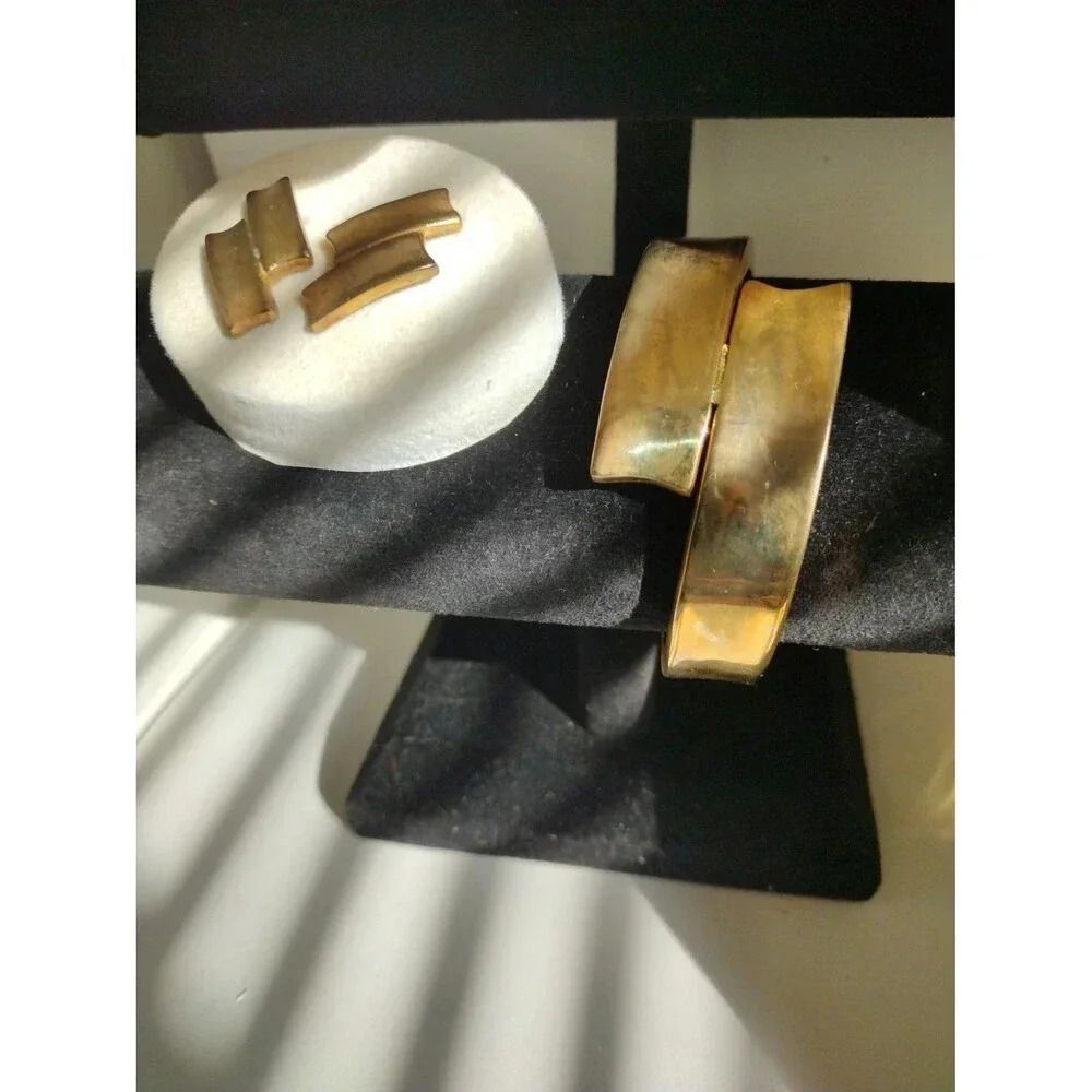 Gold tone bracelet and earring set some defects